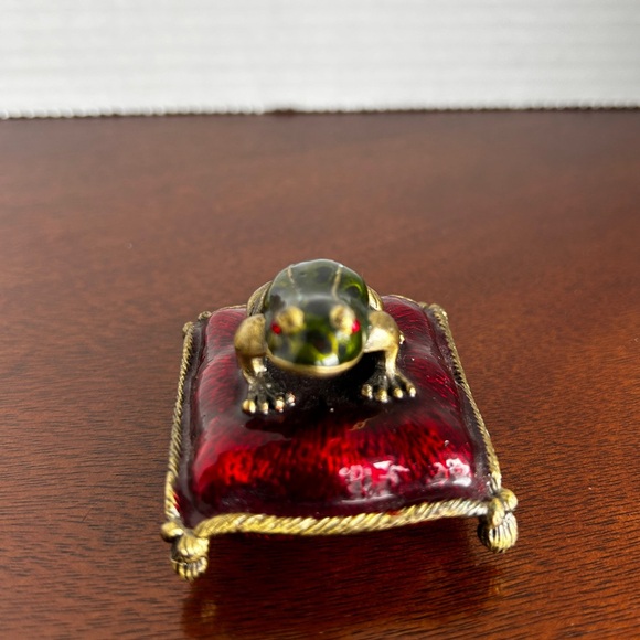 Frog Sitting on a Pillow Metal Trinket Box - Picture 11 of 11